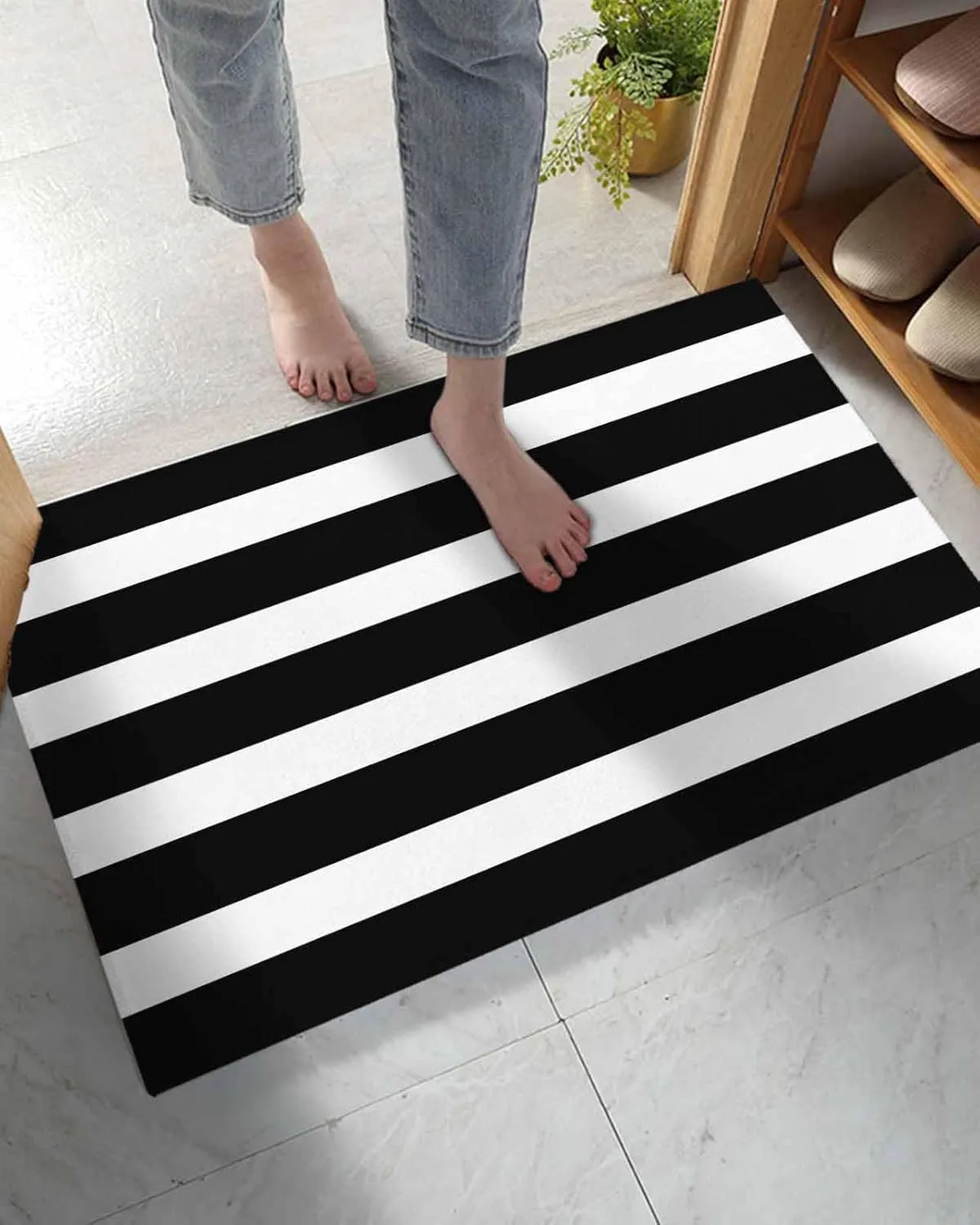 Indoor Doormat Modern Stripes Lines,Shaggy Floor Mat with Non-Skid Backing Classic Black and White,Machine Washable Plush Area Rug Carpets for Kitchen Nursery Bedroom