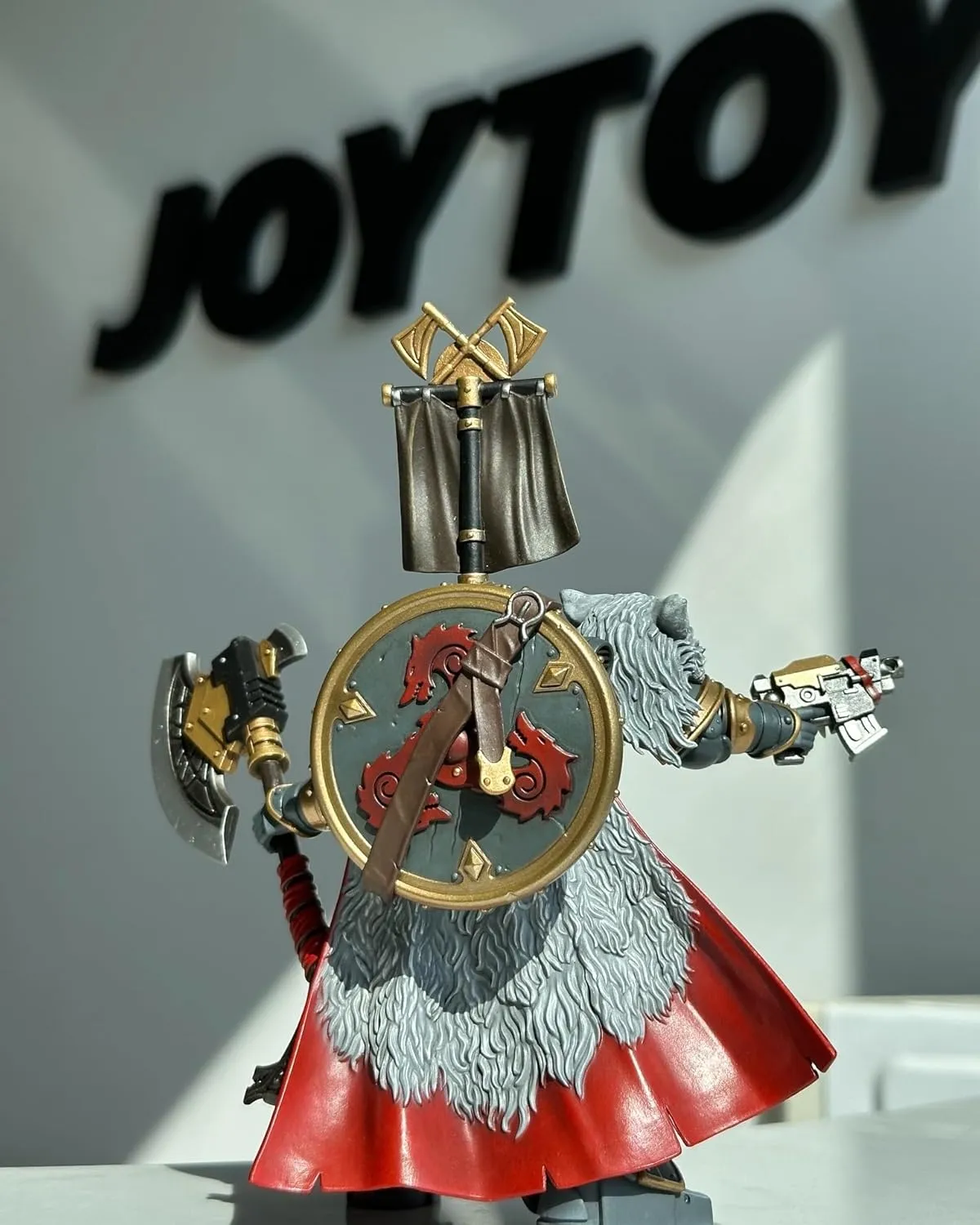 JOYTOY Warhammer 40K Space Wolves 1/18 Action Figures Space Wolves Legion Praetor with Power Axe and Combat Shield Model Collection