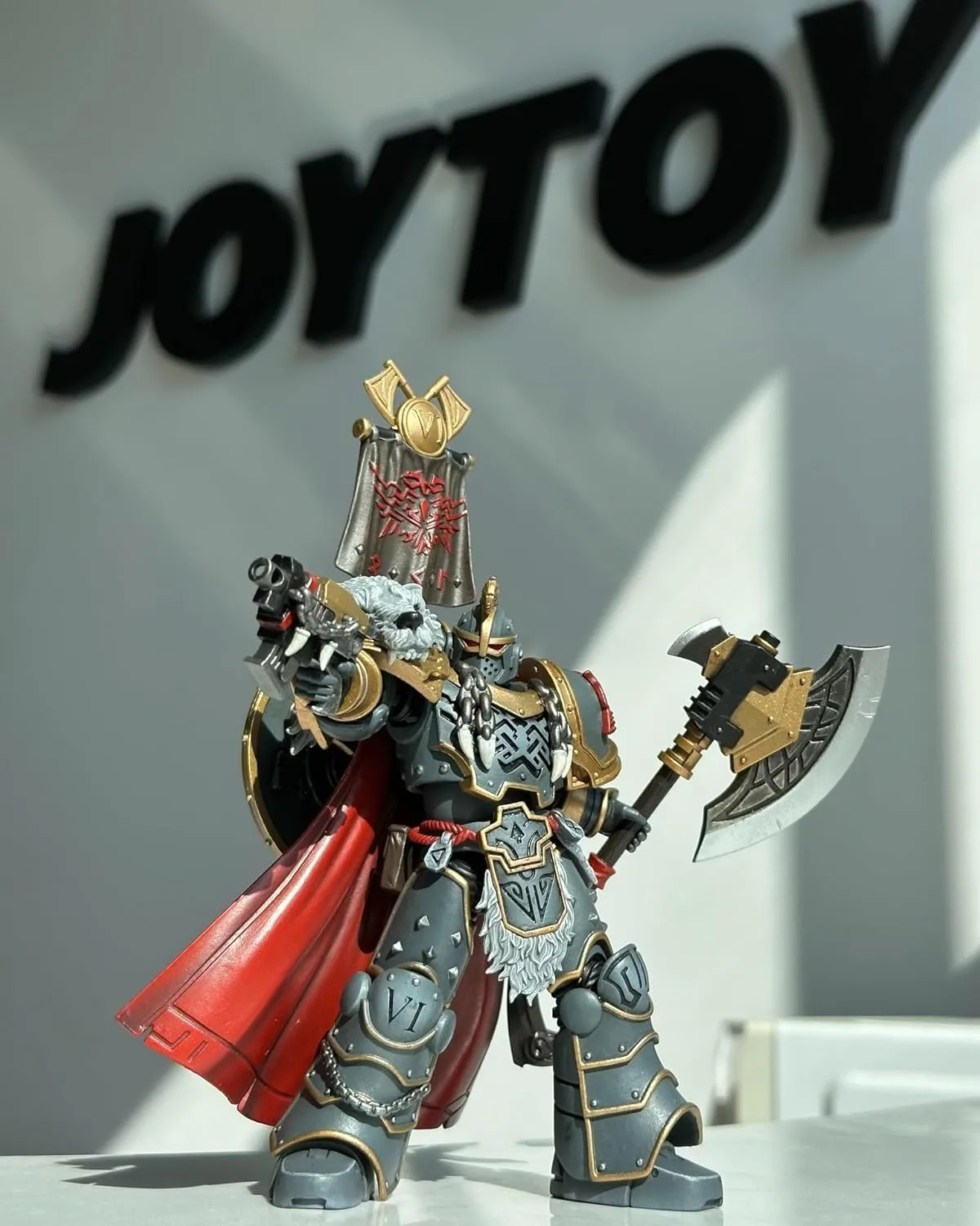 JOYTOY Warhammer 40K Space Wolves 1/18 Action Figures Space Wolves Legion Praetor with Power Axe and Combat Shield Model Collection